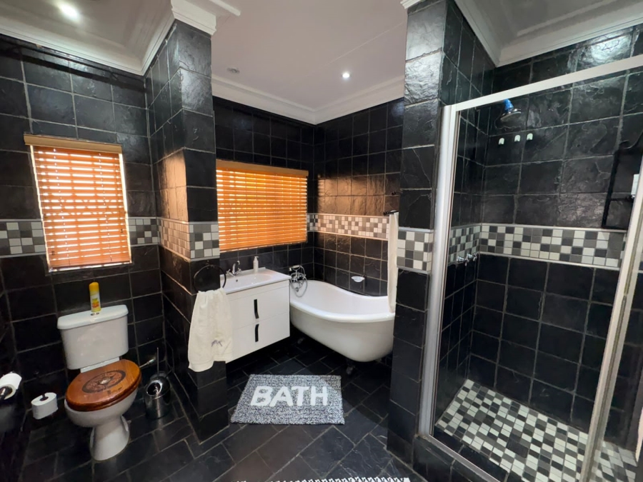 5 Bedroom Property for Sale in Safari Gardens North West